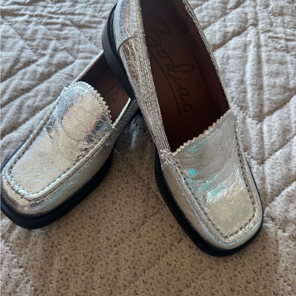 Zodiac Metallic Silver Loafers- super fun& sassy! Cute edging! FUN FASHION 🎉🎉 - Picture 2 of 14